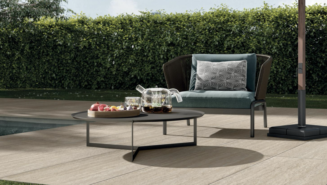 Panaria Ceramica collezione Perpetual Travertino gres per esterni con posa in appoggio su erba