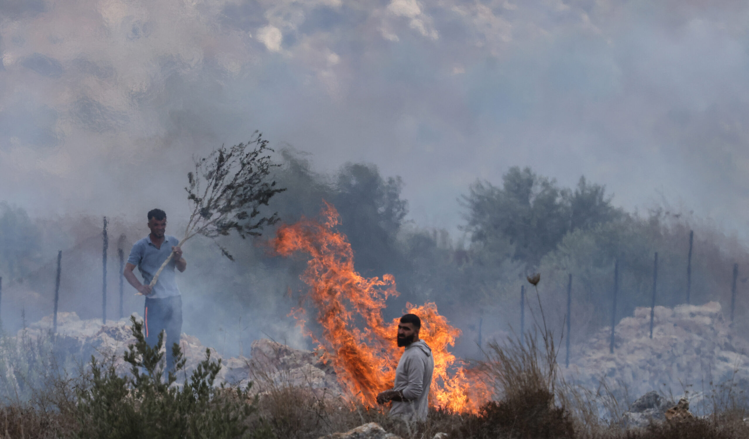 Coloni israeliani incendiano veicoli vicino a Nablus mentre l’esercito fa irruzione nelle città della Cisgiordania