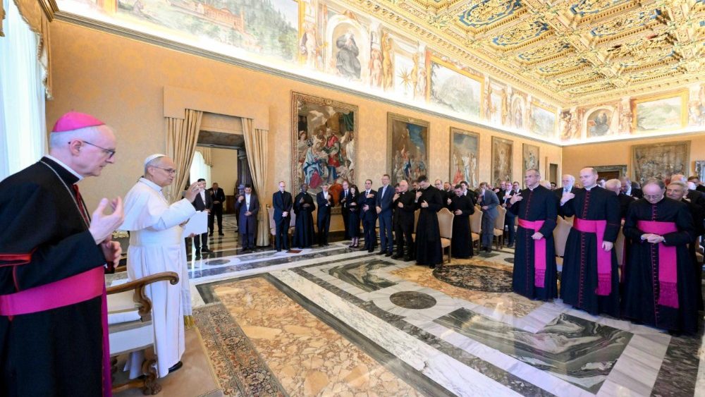 Clickbait e informazione, l’appello di Leone contro una comunicazione che cattura l’attenzione ma spegne il pensiero Clickbait e informazione, l’appello di Leone contro una comunicazione che cattura l’attenzione ma spegne il pensiero