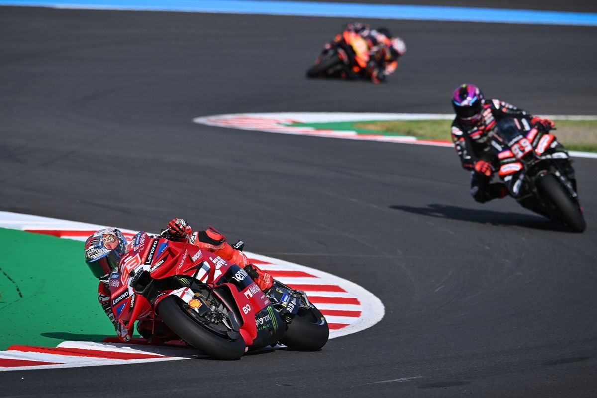 marc-marquez-jorge-martin-motogp-motegi Marc Marquez trionfa in Giappone, quarto un ottimo Bastianini