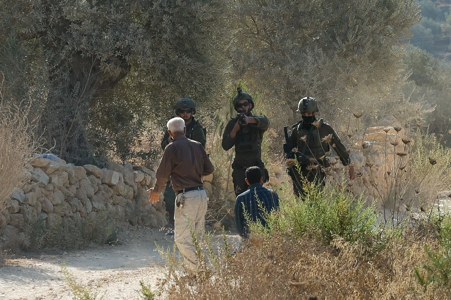 Cisgiordania, i coloni israeliani scatenano nuovi attacchi contro palestinesi e giornalisti